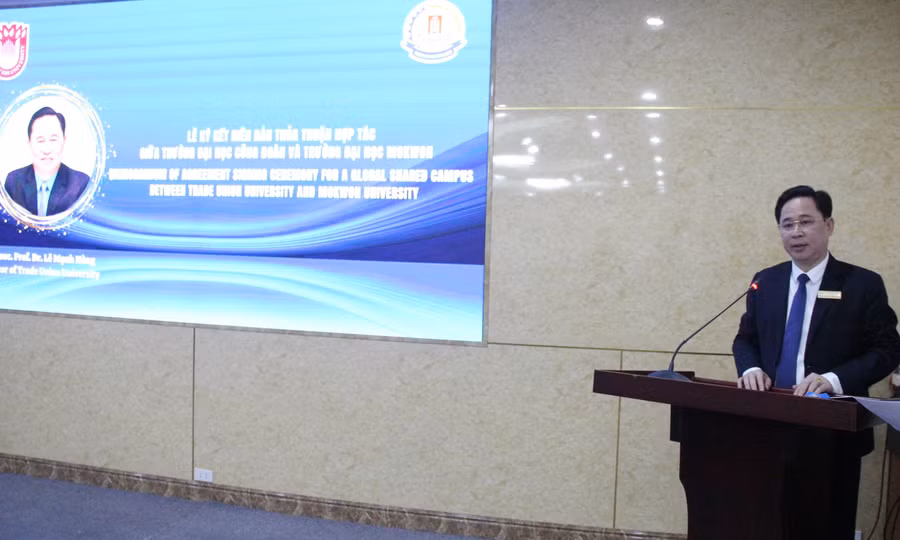 PGS.TS Lê Mạnh Hùng phát biểu tại buổi lễ.