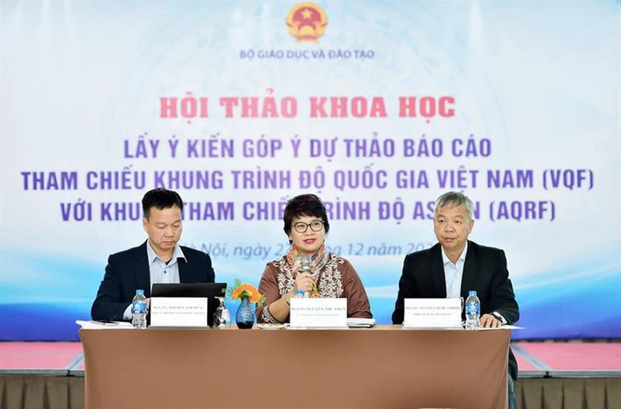 Lãnh đạo Vụ Giáo dục đại học (Bộ GD&ĐT) và đại diện Ban soạn thảo báo cáo chủ trì hội thảo.