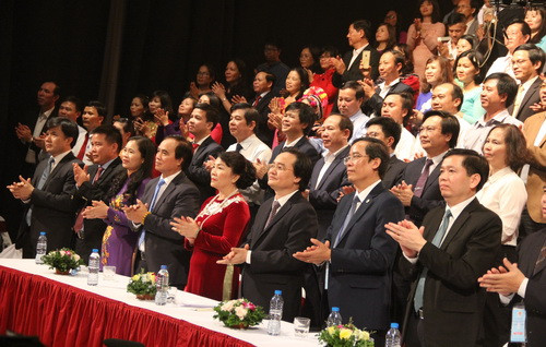 Cả khán phòng vỗ tay xúc động về những câu chuyện đẹp giữa đời thường của các thầy, cô giáo Cả khán phòng vỗ tay xúc động về những câu chuyện đẹp giữa đời thường của các thầy, cô giáo