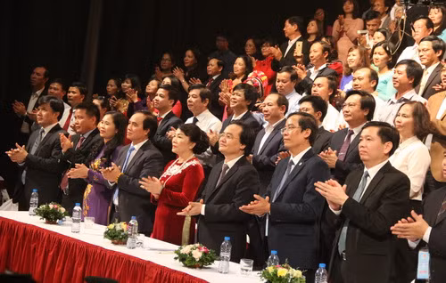 Cả khán phòng vỗ tay xúc động về những câu chuyện đẹp giữa đời thường của các thầy, cô giáo