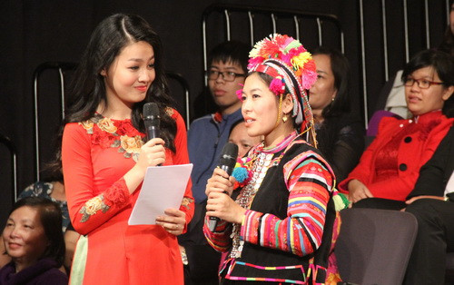 Điểm nhấn của chương trình là phần giao lưu, tọa đàm với các thầy, cô giáo. Ảnh: MC giao lưu cô giáo Lỳ Hà Xó. Điểm nhấn của chương trình là phần giao lưu, tọa đàm với các thầy, cô giáo. Ảnh: MC giao lưu cô giáo Lỳ Hà Xó.