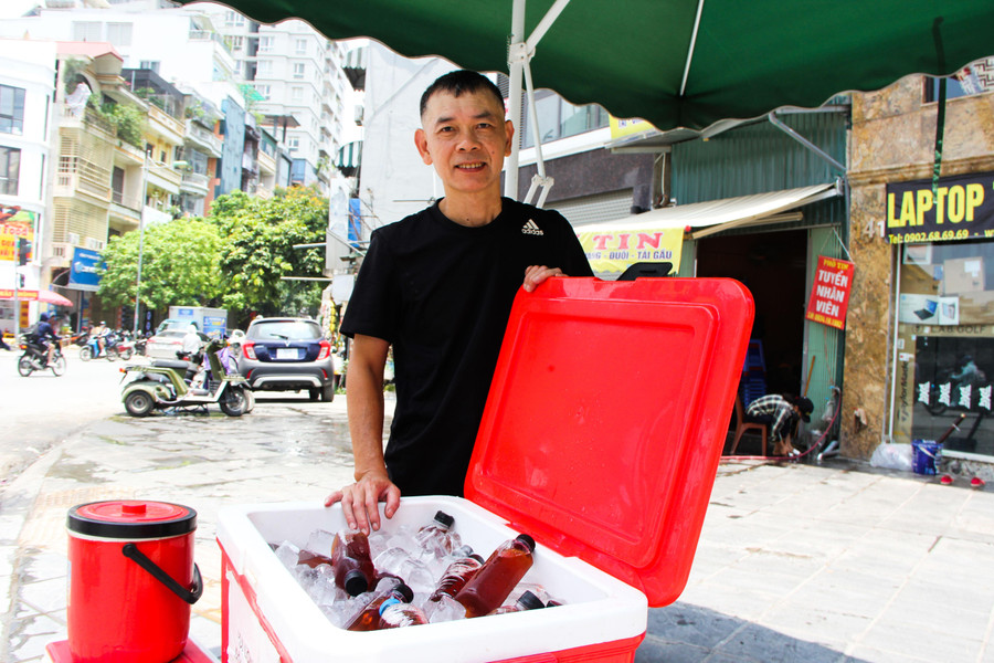 Chia sẻ về việc làm ý nghĩa này, ông Nguyễn Trọng Toàn cho biết: “Gia đình tôi sinh sống tại đây, hàng ngày đều chứng kiến cảnh những người lao động di chuyển qua đây nhất là những ngày thời tiết nóng mà không có quán nước nào để dừng chân nghỉ ngơi. Với mong muốn san sẻ một phần sự vất vả của mọi người nên 2 vợ chồng đã quyết định lập ra điểm phát nước miễn phí này”. Chia sẻ về việc làm ý nghĩa này, ông Nguyễn Trọng Toàn cho biết: “Gia đình tôi sinh sống tại đây, hàng ngày đều chứng kiến cảnh những người lao động di chuyển qua đây nhất là những ngày thời tiết nóng mà không có quán nước nào để dừng chân nghỉ ngơi. Với mong muốn san sẻ một phần sự vất vả của mọi người nên 2 vợ chồng đã quyết định lập ra điểm phát nước miễn phí này”.