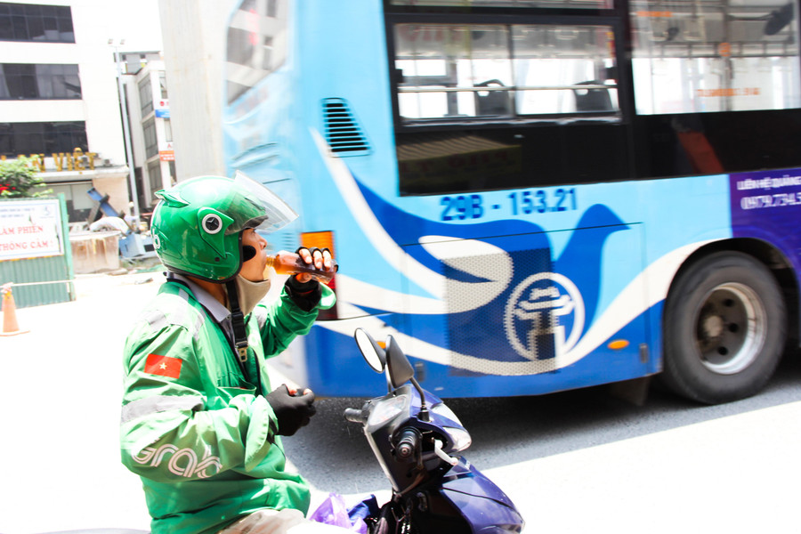 Trung tâm Dự báo Khí tượng Thủy văn quốc gia cho biết, khu vực Bắc Bộ đang ở trong những ngày đỉnh điểm của đợt nóng. Thời tiết tại Hà Nội trong ngày 29/7 được dự báo có giảm nhẹ nhưng nhiệt độ vẫn giữ ở ngưỡng trên 35 độ C. Dưới tác động của các phương tiện giao thông, lưu lượng người qua lại, nhiệt độ ngoài trời còn cao hơn rất nhiều. Trung tâm Dự báo Khí tượng Thủy văn quốc gia cho biết, khu vực Bắc Bộ đang ở trong những ngày đỉnh điểm của đợt nóng. Thời tiết tại Hà Nội trong ngày 29/7 được dự báo có giảm nhẹ nhưng nhiệt độ vẫn giữ ở ngưỡng trên 35 độ C. Dưới tác động của các phương tiện giao thông, lưu lượng người qua lại, nhiệt độ ngoài trời còn cao hơn rất nhiều.