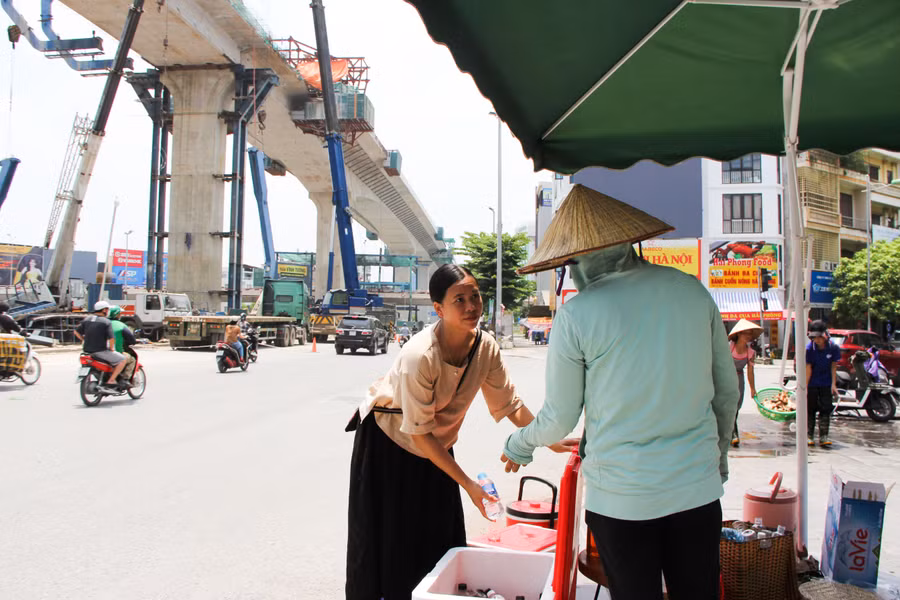 Để chuẩn bị cho một ngày phát nước, vợ chồng ông Toàn phải đi mua chè từ sáng sớm và bảo quản chè thật tốt để còn sử dụng đủ trong 2 ngày. Nước chè nấu xong được vợ chồng ông Toàn để nguội sau đó rót vào chai nhựa đã được làm sạch rồi mang đi ướp lạnh. “Mọi khâu chuẩn bị đều do gia đình tôi tự làm hết, để đảm bảo an toàn vệ sinh. Bất kì ai cũng có thể tới nhận nước miễn là họ cảm thấy khát”, ông Toàn chia sẻ.