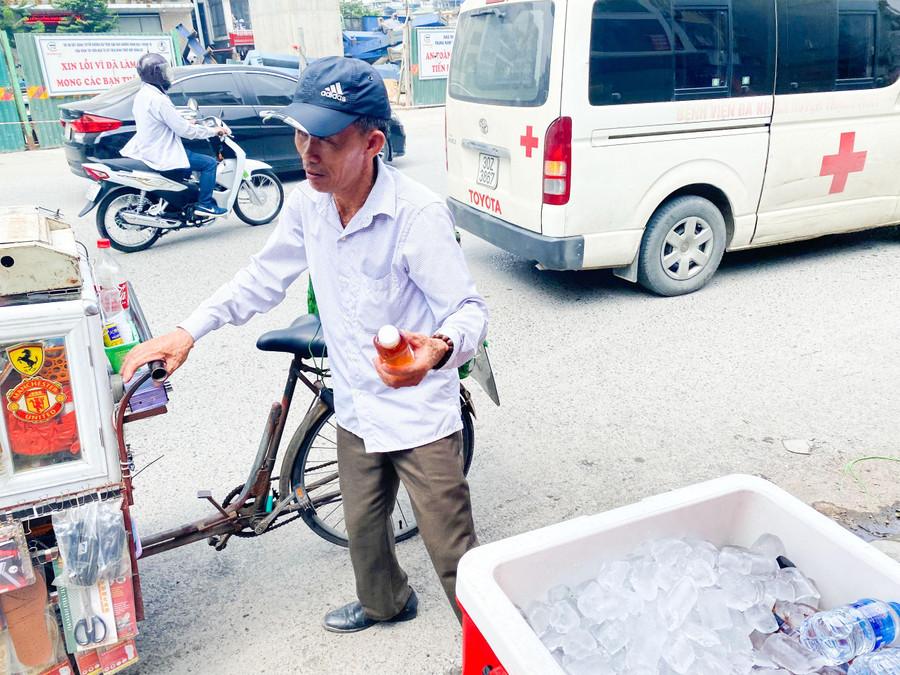 Người đàn ông ngoài 50 tuổi cũng cho biết từ khi bắt tay vào thực hiện làm điểm phát nước miễn phí này, vợ chồng ông cũng vất vả thật nhưng “chỉ cần một câu cảm ơn của người nhận nước thì cũng là động lực giúp mình duy trì hoạt động này rồi”. Người đàn ông ngoài 50 tuổi cũng cho biết từ khi bắt tay vào thực hiện làm điểm phát nước miễn phí này, vợ chồng ông cũng vất vả thật nhưng “chỉ cần một câu cảm ơn của người nhận nước thì cũng là động lực giúp mình duy trì hoạt động này rồi”.