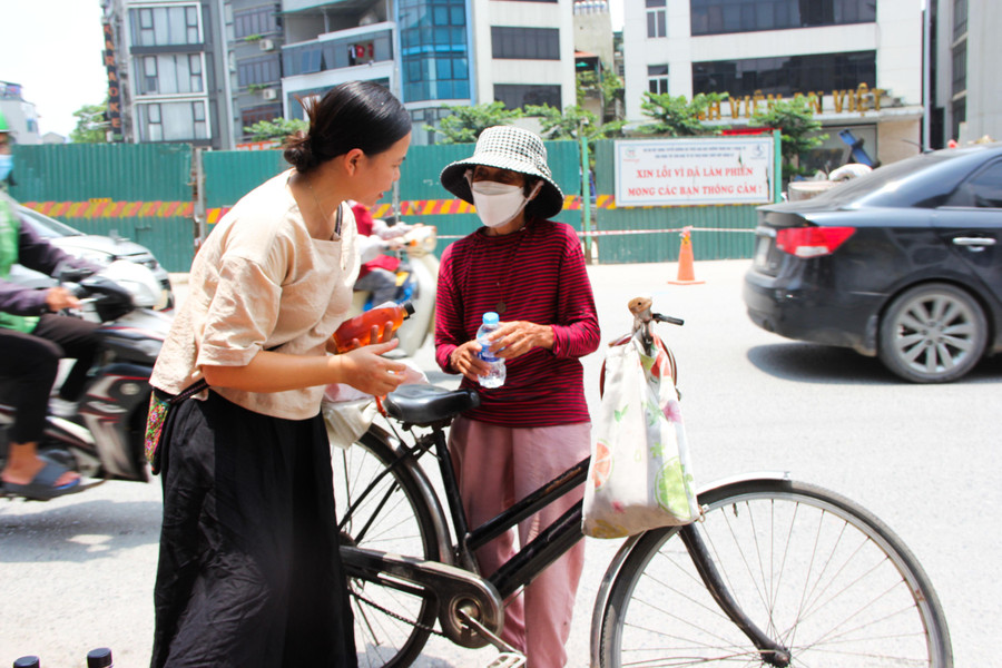 Thời tiết ở Hà Nội đang ở giai đoạn đỉnh điểm nhất của nắng nóng, nhìn thấy được nỗi vất vả của người dân trong việc giao thông đi lại cũng như di chuyển giữa thời tiết oi bức của Hà Nội, vợ chồng anh Nguyễn Quang Toàn đã quyết định mở trạm phát nước miễn phí dành cho người dân đi qua đường. Thời tiết ở Hà Nội đang ở giai đoạn đỉnh điểm nhất của nắng nóng, nhìn thấy được nỗi vất vả của người dân trong việc giao thông đi lại cũng như di chuyển giữa thời tiết oi bức của Hà Nội, vợ chồng anh Nguyễn Quang Toàn đã quyết định mở trạm phát nước miễn phí dành cho người dân đi qua đường.