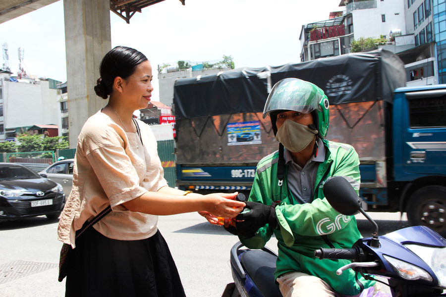 Người chạy xe ôm, shipper, thu mua phế liệu và bán hàng rong là những “khách hàng thân thiết” tại điểm phát nước miễn phí của vợ chồng ông Toàn. Anh Nguyễn Văn Tùng, một tài xế chạy xe ôm công nghệ cho biết: “Tôi chạy xe ôm công nghệ ở Hà Nội đã 3 năm nay rồi. Giữa thời tiết nắng nóng như thế này mà được tặng chai nước mát lạnh để uống thì cảm thấy sảng khoái, tỉnh táo và vơi bớt phần nào nóng nực giữa mùa hè”. Người chạy xe ôm, shipper, thu mua phế liệu và bán hàng rong là những “khách hàng thân thiết” tại điểm phát nước miễn phí của vợ chồng ông Toàn. Anh Nguyễn Văn Tùng, một tài xế chạy xe ôm công nghệ cho biết: “Tôi chạy xe ôm công nghệ ở Hà Nội đã 3 năm nay rồi. Giữa thời tiết nắng nóng như thế này mà được tặng chai nước mát lạnh để uống thì cảm thấy sảng khoái, tỉnh táo và vơi bớt phần nào nóng nực giữa mùa hè”.