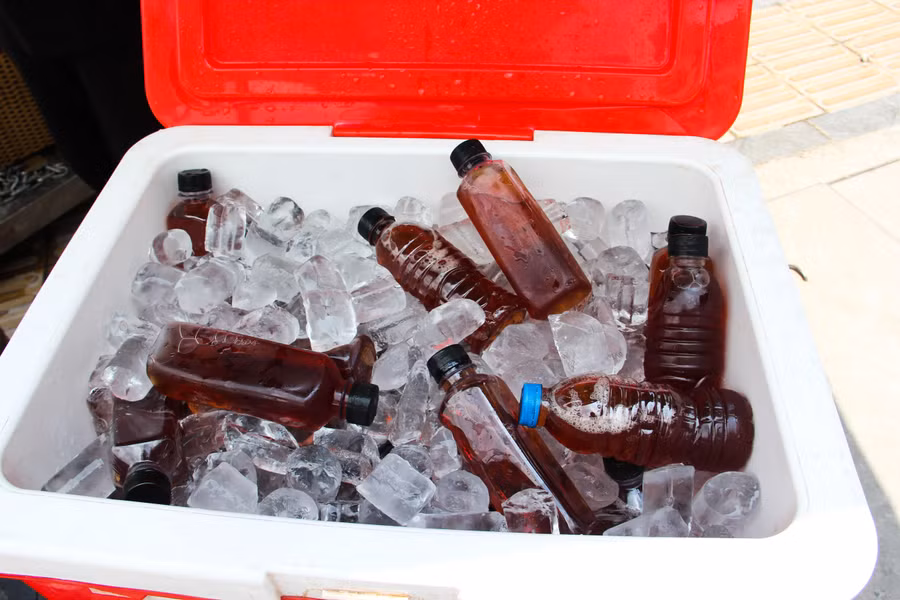 Cạnh tấm biển, vợ chồng ông Toàn cho bố trí một chiếc ô dù cây to để tạo bóng râm cho những người dừng lấy nước kèm 2 thùng đã có chứa sẵn những chai nước chè tươi và nước lọc được ướp lạnh phía bên trong. Ngoài ra, 2 chiếc ghế nhỏ cũng được vợ chồng ông Toàn bố trí để người đi đường có thể ngồi nghỉ tạm.