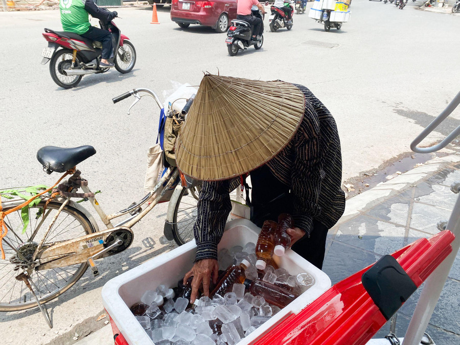 Điểm phát nước miễn phí sẽ được vợ chồng ông Toàn dọn ra từ 10h30’ đến 16h hàng ngày. Đây là thời điểm nắng nhất trong ngày. Số lượng nước chuẩn bị trong ngày sẽ luôn được vợ chồng ông Toàn bổ sung vào những thùng đá để đảm bảo người lao động, di chuyển qua đường sẽ luôn có những chai nước mát lạnh. Điểm phát nước miễn phí sẽ được vợ chồng ông Toàn dọn ra từ 10h30’ đến 16h hàng ngày. Đây là thời điểm nắng nhất trong ngày. Số lượng nước chuẩn bị trong ngày sẽ luôn được vợ chồng ông Toàn bổ sung vào những thùng đá để đảm bảo người lao động, di chuyển qua đường sẽ luôn có những chai nước mát lạnh.