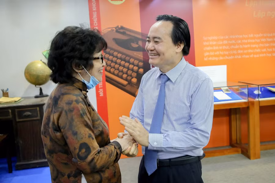 Bộ trưởng Phùng Xuân Nhạ trò chuyện với PGS.TS Trần Thị Kim Chi - Vợ GS.TSKH Nguyễn Văn Đạo - tác giả Giải thưởng Hồ Chí Minh với công trình khoa học "Dao động phi tuyến của các hệ động lực"