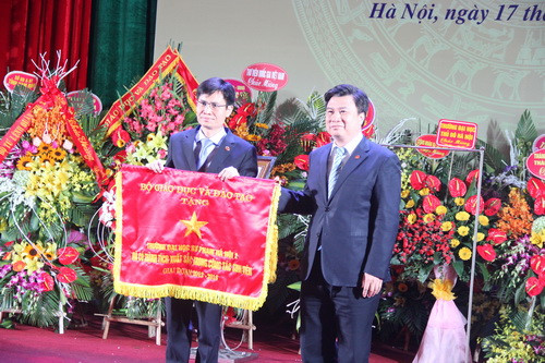 Thừa ủy quyền của Bộ trưởng Bộ GD&ĐT, Thứ trưởng Nguyễn Hữu Độ trao Cờ thi đua của Bộ GD&ĐT cho Trường Đại học Sư phạm Hà Nội 2