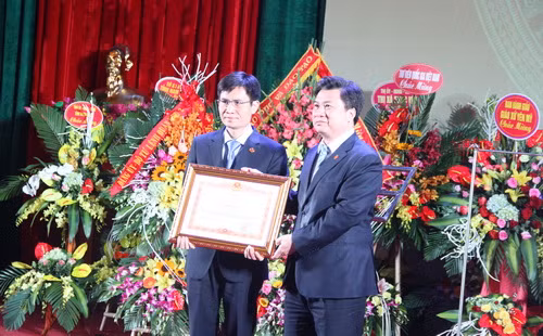 Thứ trưởng Nguyễn Hữu Độ trao Bằng khen của Thủ tướng Chính phủ cho Trường Đại học Sư phạm Hà Nội 2