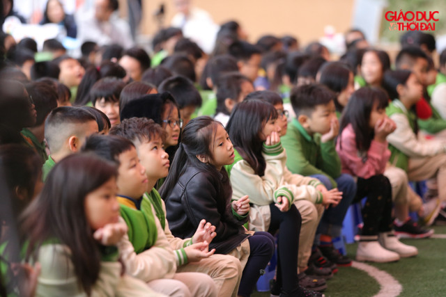 Buổi lễ có sự tham dự của rất đông các bạn học sinh bậc mần non và tiểu học.