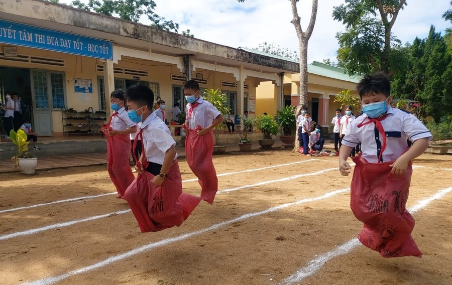 Học sinh tham gia trò chơi dân gian trong ngày hội “Thiếu nhi vui khỏe -Tiến bước lên đoàn”.