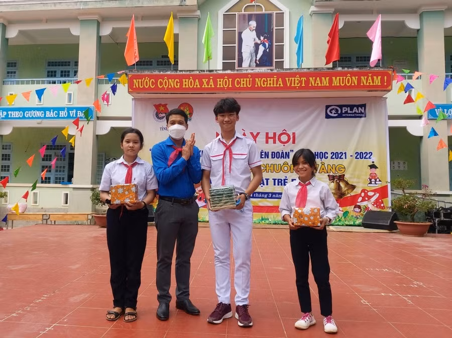 Những suất quà được trao tặng cho học sinh có hoàn cảnh đặc biệt khó khăn, vượt khó vươn lên trong học tập.