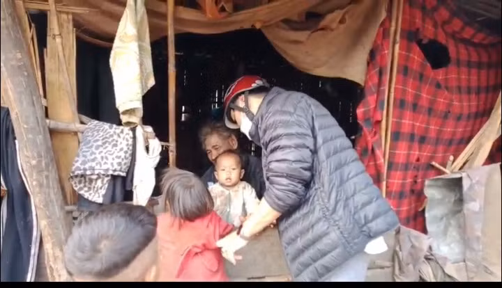 Giáo viên trường PTDT BT Tiểu học Lê Văn Tám đến tận nhà vận động học sinh ra lớp.