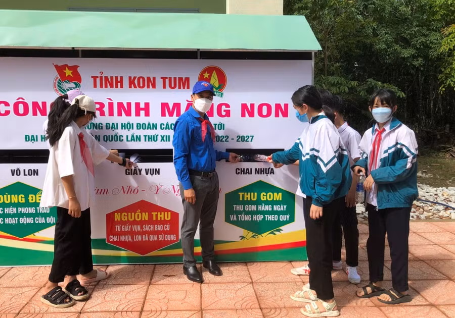 Ban Thường vụ Tỉnh đoàn - Hội đồng Đội tỉnh trao tặng 1 công trình măng non trị giá hơn 10 triệu đồng.