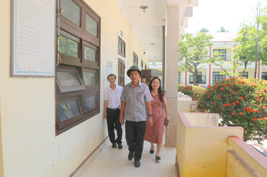 Các trường chuẩn bị tương đối tốt các điều kiện tổ chức thi. Các trường chuẩn bị tương đối tốt các điều kiện tổ chức thi.