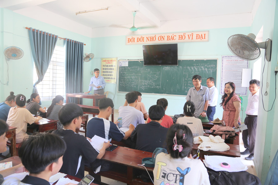 Lãnh đạo UBND tỉnh và Sở GD&ĐT cũng động viên, trò chuyện với các học sinh. Lãnh đạo UBND tỉnh và Sở GD&ĐT cũng động viên, trò chuyện với các học sinh.