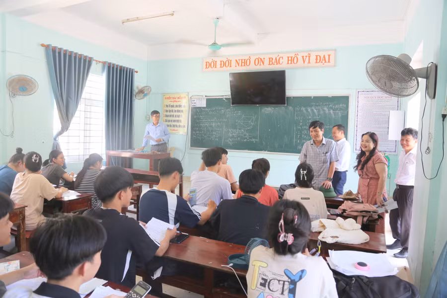 Lãnh đạo UBND tỉnh và Sở GD&amp;ĐT cũng động viên, trò chuyện với các học sinh.