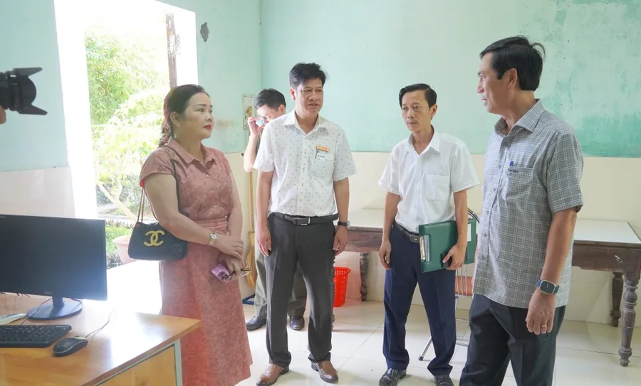 Ông Hoàng Nam, Phó Chủ tịch UBND tỉnh Quảng Trị, Trưởng ban chỉ đạo kỳ thi tốt nghiệp THPT năm 2024 kiểm tra tại điểm thi Trường THPT Chu Văn An.