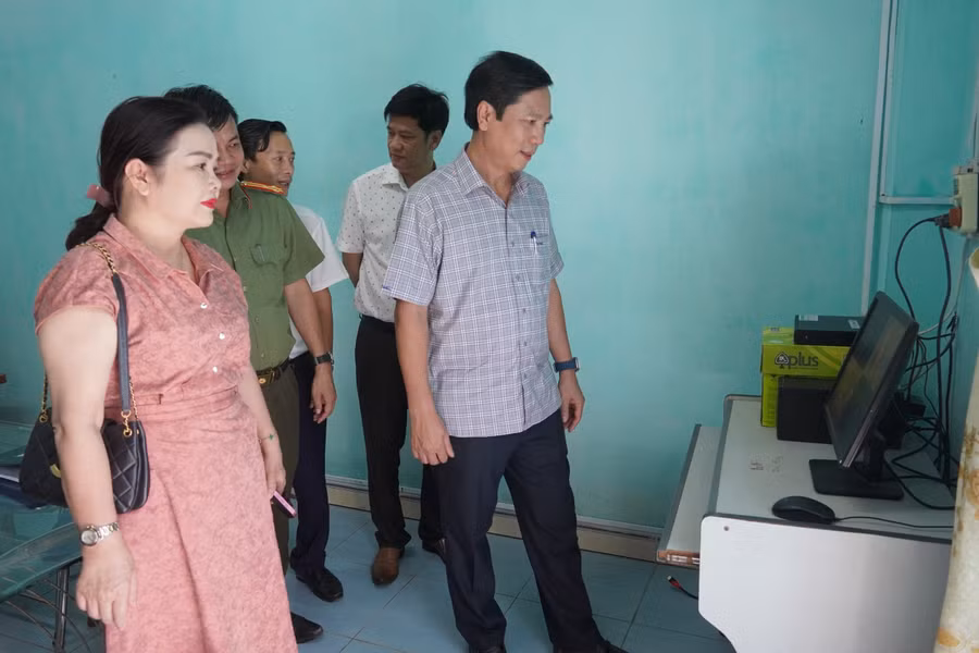 Ban chỉ đạo kỳ thi kiểm tra các điều kiện phục vụ thi. Ban chỉ đạo kỳ thi kiểm tra các điều kiện phục vụ thi.