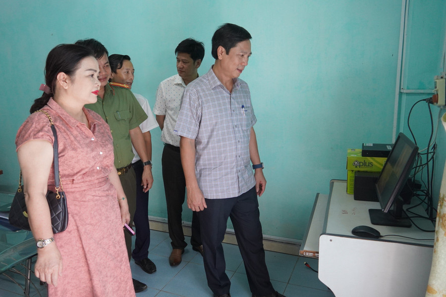 Ban chỉ đạo kỳ thi kiểm tra các điều kiện phục vụ thi. Ban chỉ đạo kỳ thi kiểm tra các điều kiện phục vụ thi.