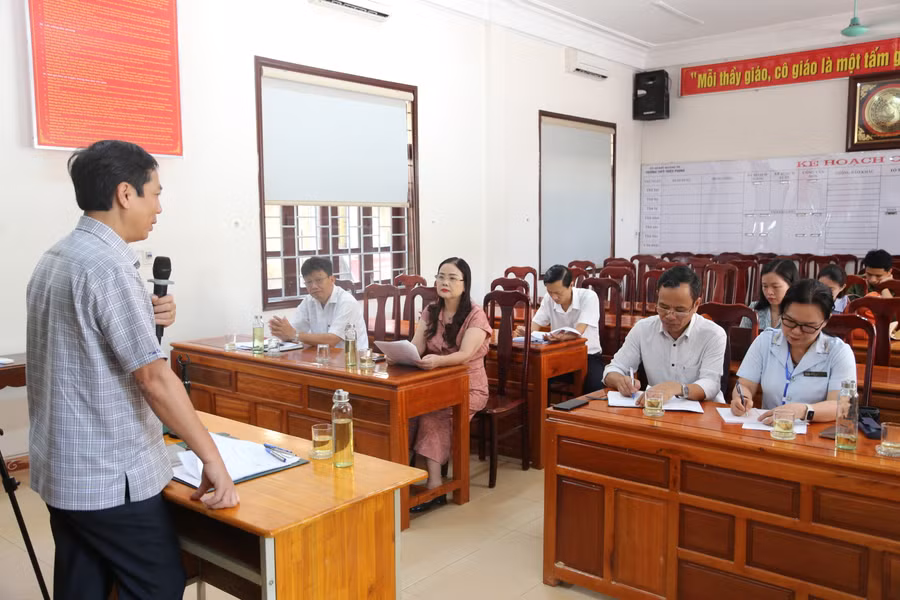 Lãnh đạo UBND tỉnh lưu ý tiếp tục rà soát các điều kiện để tổ chức thành công kỳ thi. Lãnh đạo UBND tỉnh lưu ý tiếp tục rà soát các điều kiện để tổ chức thành công kỳ thi.