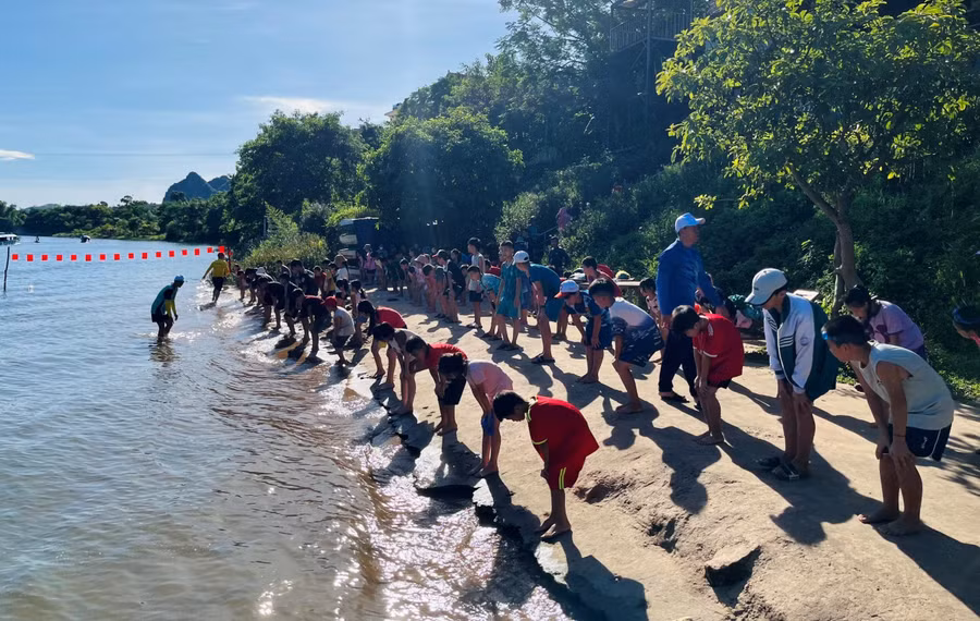 Không khí rộn ràng ngày khai giảng lớp học bơi năm 2024 tại thị trấn Phong Nha.