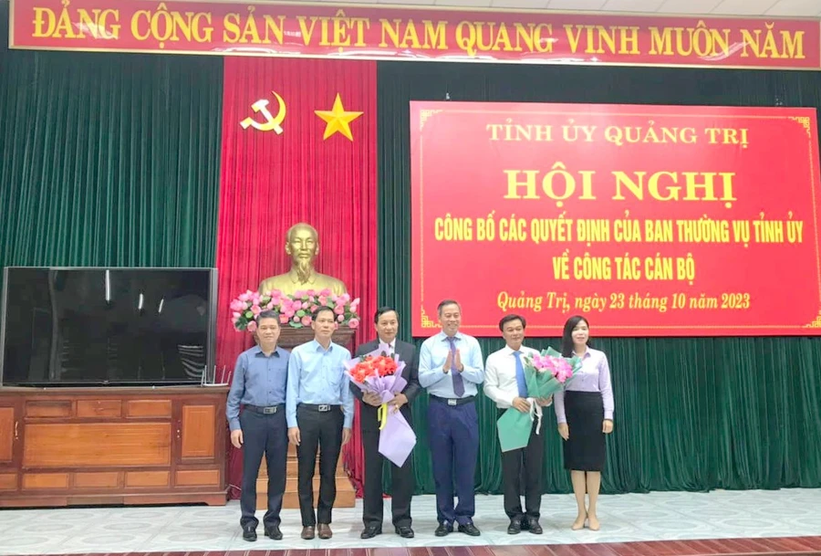 Ông Nguyễn Đăng Quang - Phó Bí thư Thường trực Tỉnh ủy Quảng Trị trao quyết định điều động các nhân sự. 