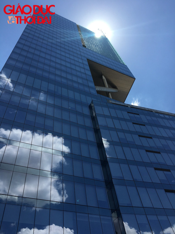 Tại rất nhiều toà nhà cao tầng, chung cư tại Hà Nội, từ dưới nhìn lên bầy trời chỉ một nền trời xanh.