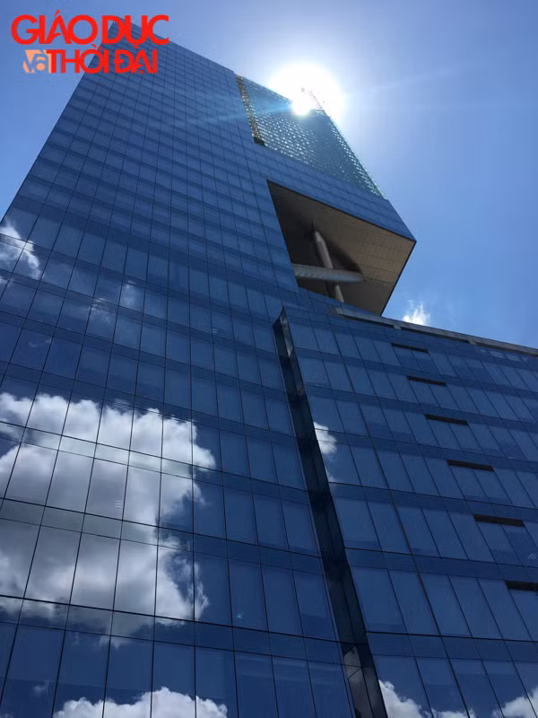 Tại rất nhiều toà nhà cao tầng, chung cư tại Hà Nội, từ dưới nhìn lên bầy trời chỉ một nền trời xanh.