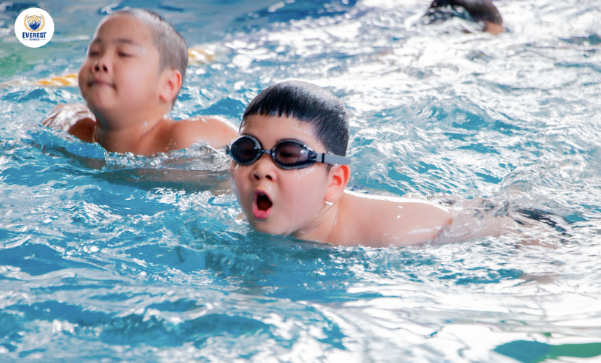 Bơi lội là môn học, chơi hấp dẫn với các học sinh. Bơi lội là môn học, chơi hấp dẫn với các học sinh.