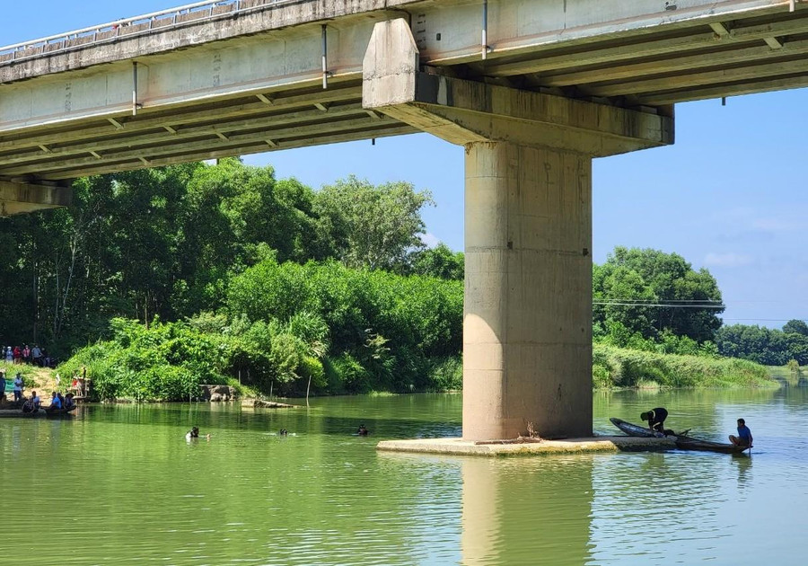 Thi thể nạn nhân được phát hiện gần chân cầu Đuồi, huyện Cam Lộ. Thi thể nạn nhân được phát hiện gần chân cầu Đuồi, huyện Cam Lộ.