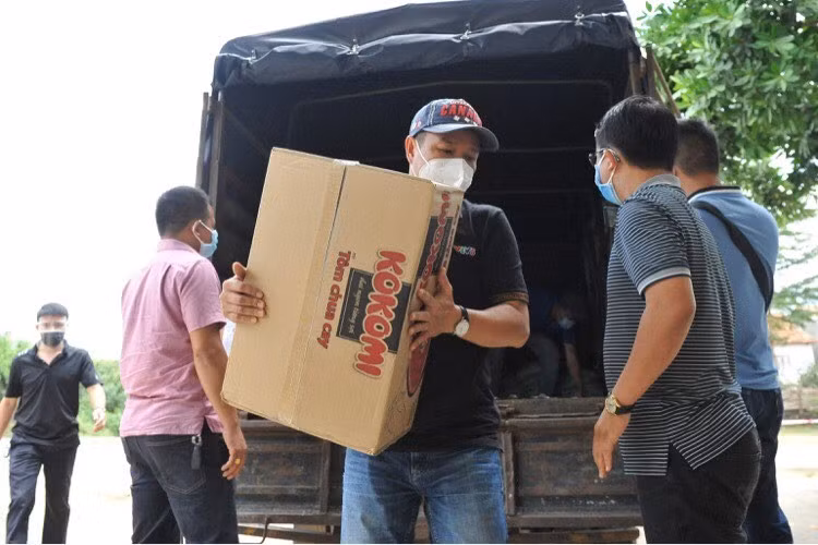 Nhà báo Tấn Chiến (VTV5, Trưởng nhóm) vận chuyển những phần quà hỗ trợ bà con vùng tâm dịch.