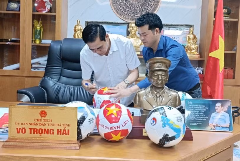 Chủ tịch UBND tỉnh Hà Tĩnh Võ Trọng Hải ký tặng và gửi lời chúc đến các vận động viên nhí tham gia giải đấu.