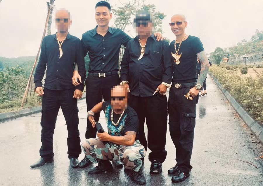 Hồ Văn Khoa cũng được biết đến là người em thân thiết của Phú Lê (đối tượng trước đó bị cơ quan chức năng khởi tố để điều tra về hành vi “Cố ý gây thương tích”).