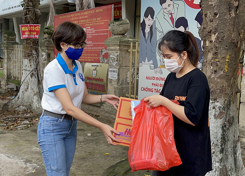 TS Nguyễn Minh Phương cứu trợ sinh viên mắc kẹt tại Hà Nội do Covid-19. TS Nguyễn Minh Phương cứu trợ sinh viên mắc kẹt tại Hà Nội do Covid-19.