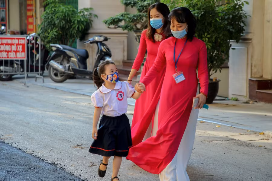 Học sinh Hà Nội đeo khẩu trang hồ hởi tựu trường ảnh 3