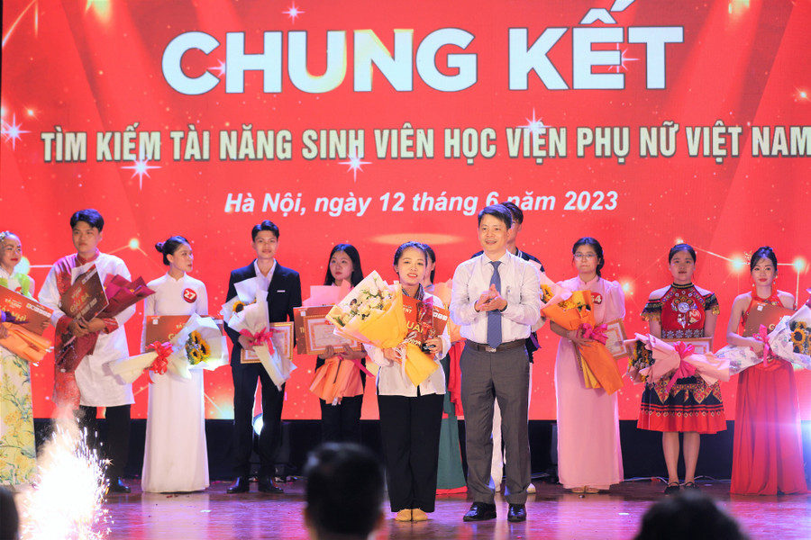 PGS.TS Trần Quang Tiến – Giám đốc Học viện Phụ nữ Việt Nam trao giải quán quân cho thí sinh Nguyễn Lệ Hằng. PGS.TS Trần Quang Tiến – Giám đốc Học viện Phụ nữ Việt Nam trao giải quán quân cho thí sinh Nguyễn Lệ Hằng.