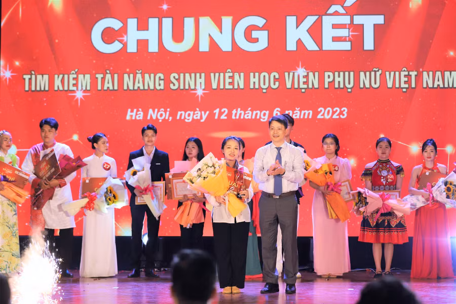 PGS.TS Trần Quang Tiến – Giám đốc Học viện Phụ nữ Việt Nam trao giải quán quân cho thí sinh Nguyễn Lệ Hằng.