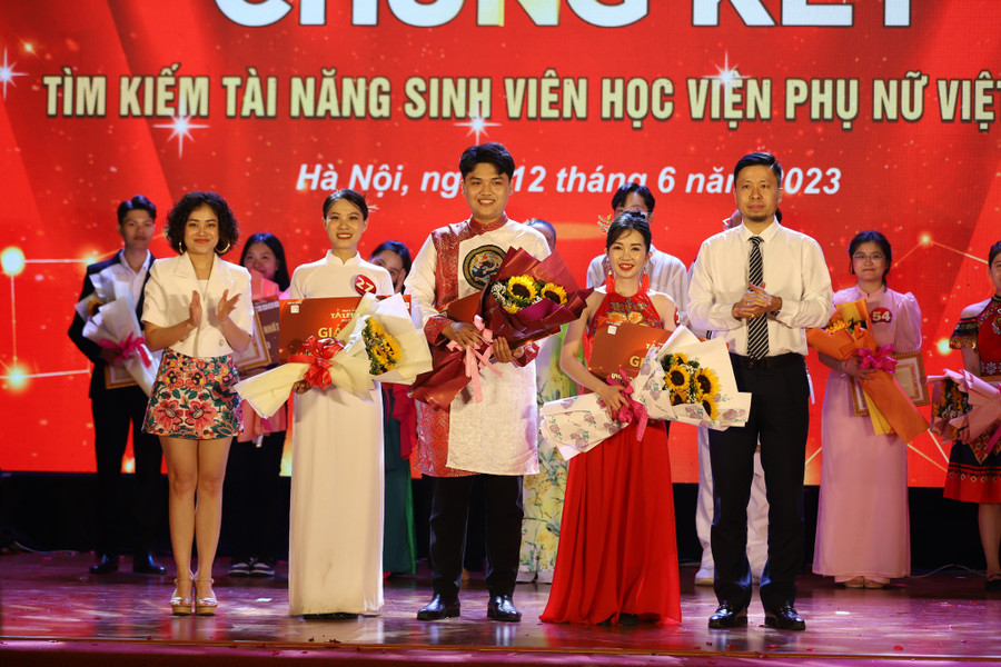 Các thí sinh được nhận giải Ba. Các thí sinh được nhận giải Ba.