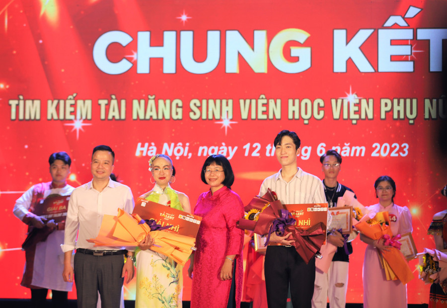 2 thí sinh được trao giải Nhì. 2 thí sinh được trao giải Nhì.