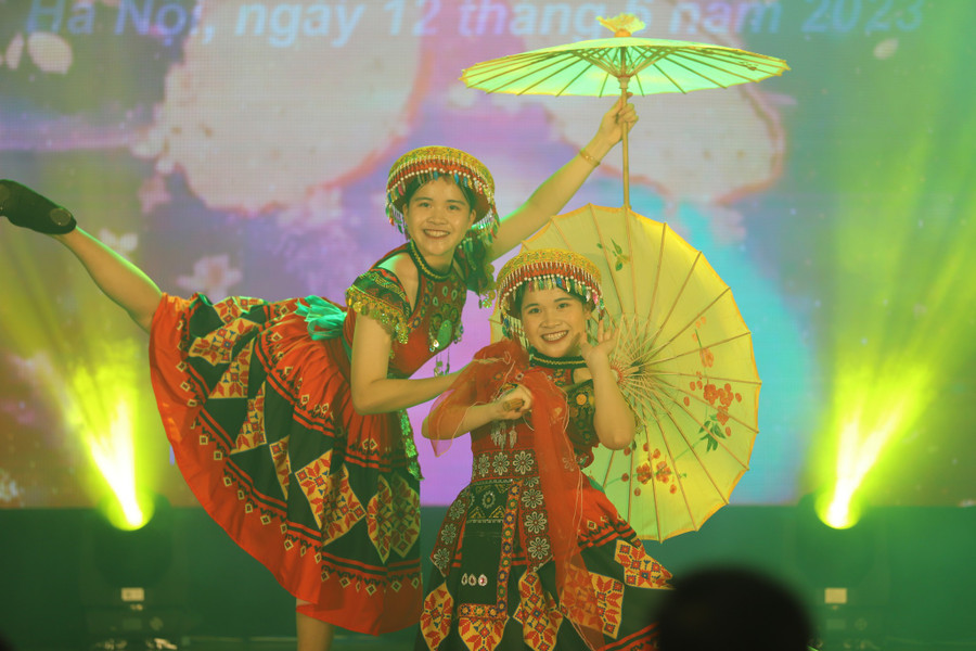 Tiết mục múa "Để Mỵ nói cho mà nghe". Tiết mục múa "Để Mỵ nói cho mà nghe".