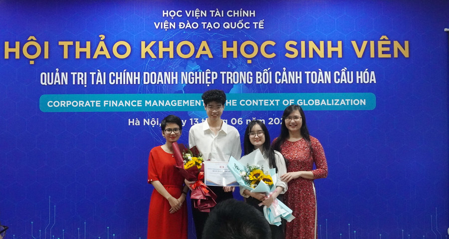 TS Trịnh Thanh Huyền - Phó Viện trưởng Phụ trách Viện Đào tạo quốc tế (Học viện Tài chính) và TS Trần Thanh Thu (ngoài cùng bên trái) - giảng viên Chương trình DDP trao Giấy chứng nhận “Best Paper” cho nhóm tác giả. TS Trịnh Thanh Huyền - Phó Viện trưởng Phụ trách Viện Đào tạo quốc tế (Học viện Tài chính) và TS Trần Thanh Thu (ngoài cùng bên trái) - giảng viên Chương trình DDP trao Giấy chứng nhận “Best Paper” cho nhóm tác giả.