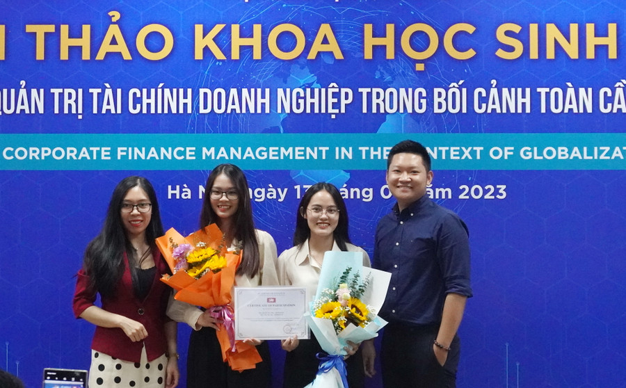 Các nhóm tác giả nhận Giấy chứng nhận tham gia thuyết trình của Ban tổ chức. Các nhóm tác giả nhận Giấy chứng nhận tham gia thuyết trình của Ban tổ chức.