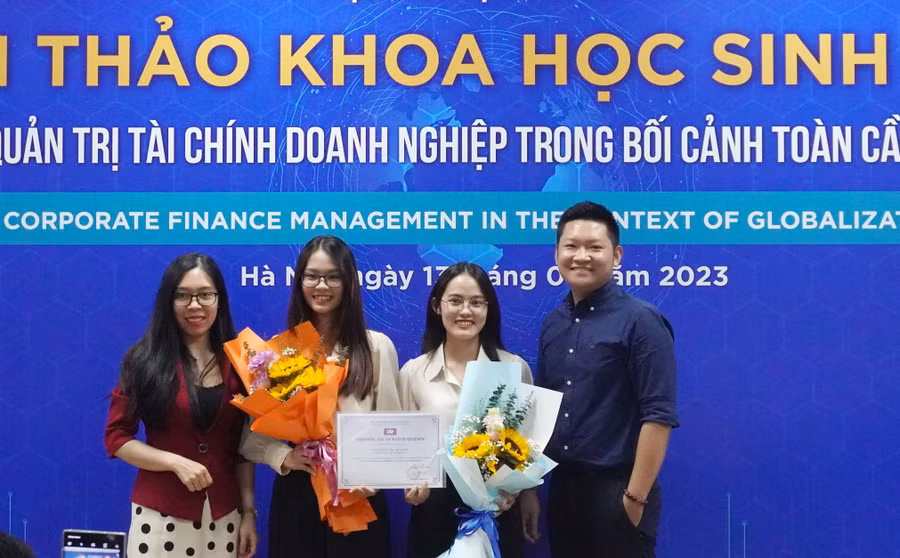 Các nhóm tác giả nhận Giấy chứng nhận tham gia thuyết trình của Ban tổ chức.