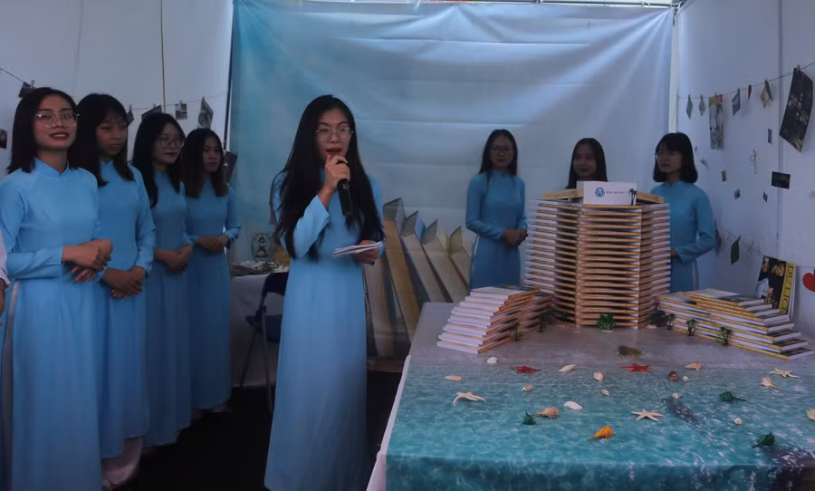 Sinh viên thuyết trình về mô hình xếp sách nghệ thuật