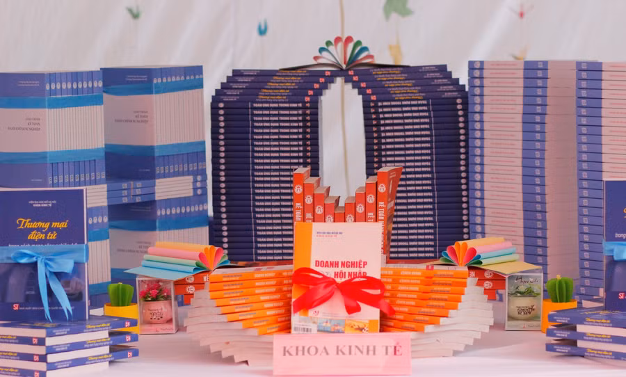 Một mô hình xếp sách nghệ thuật của sinh viên