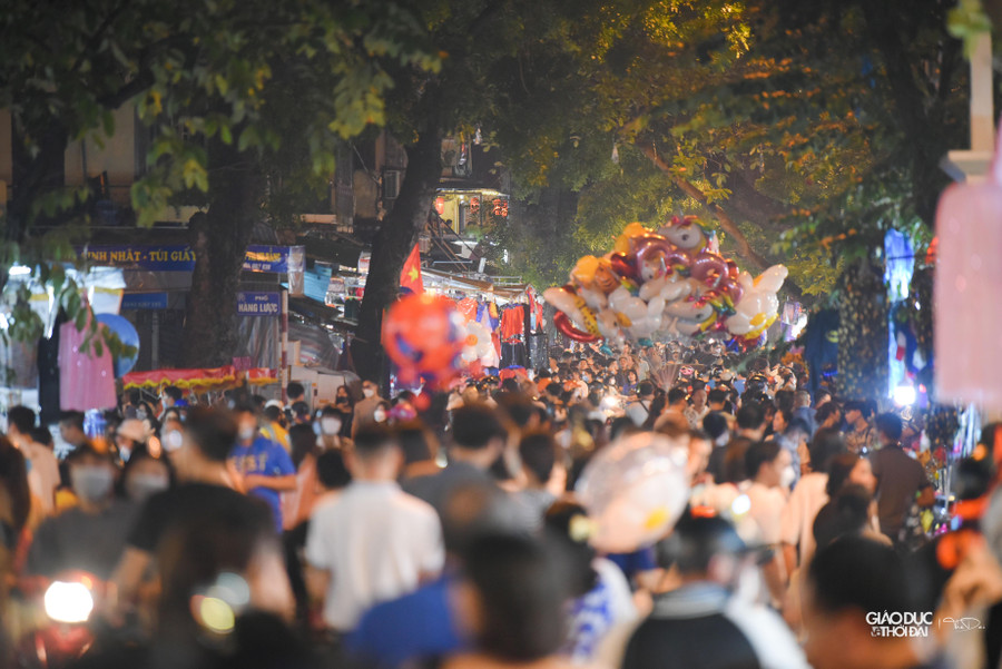 Phố Hàng Mã chính là địa điểm vui chơi Halloween vô cùng hấp dẫn để tận hưởng không khí nhộn nhịp.